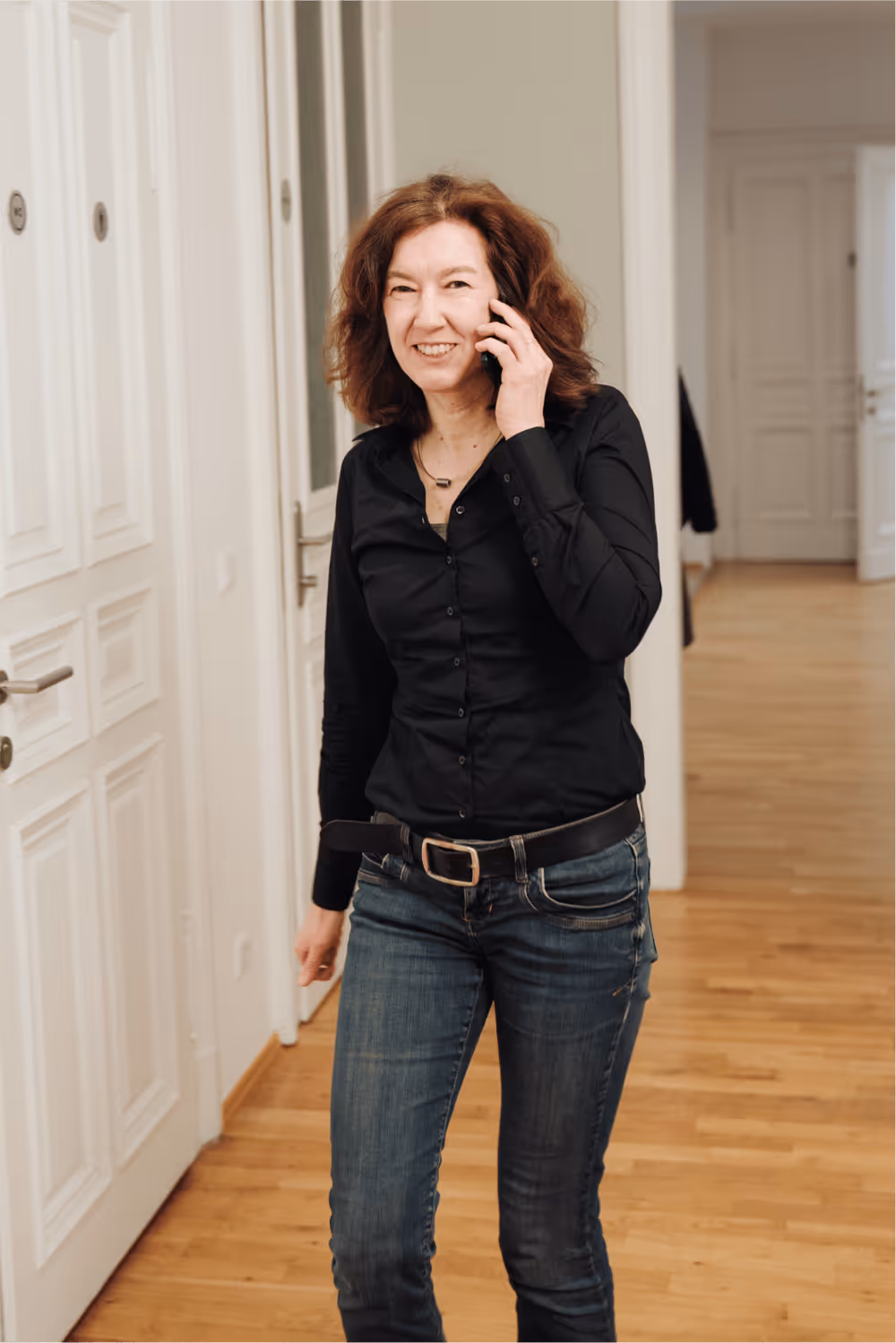 Kollegin führt Gespräch am Telefon