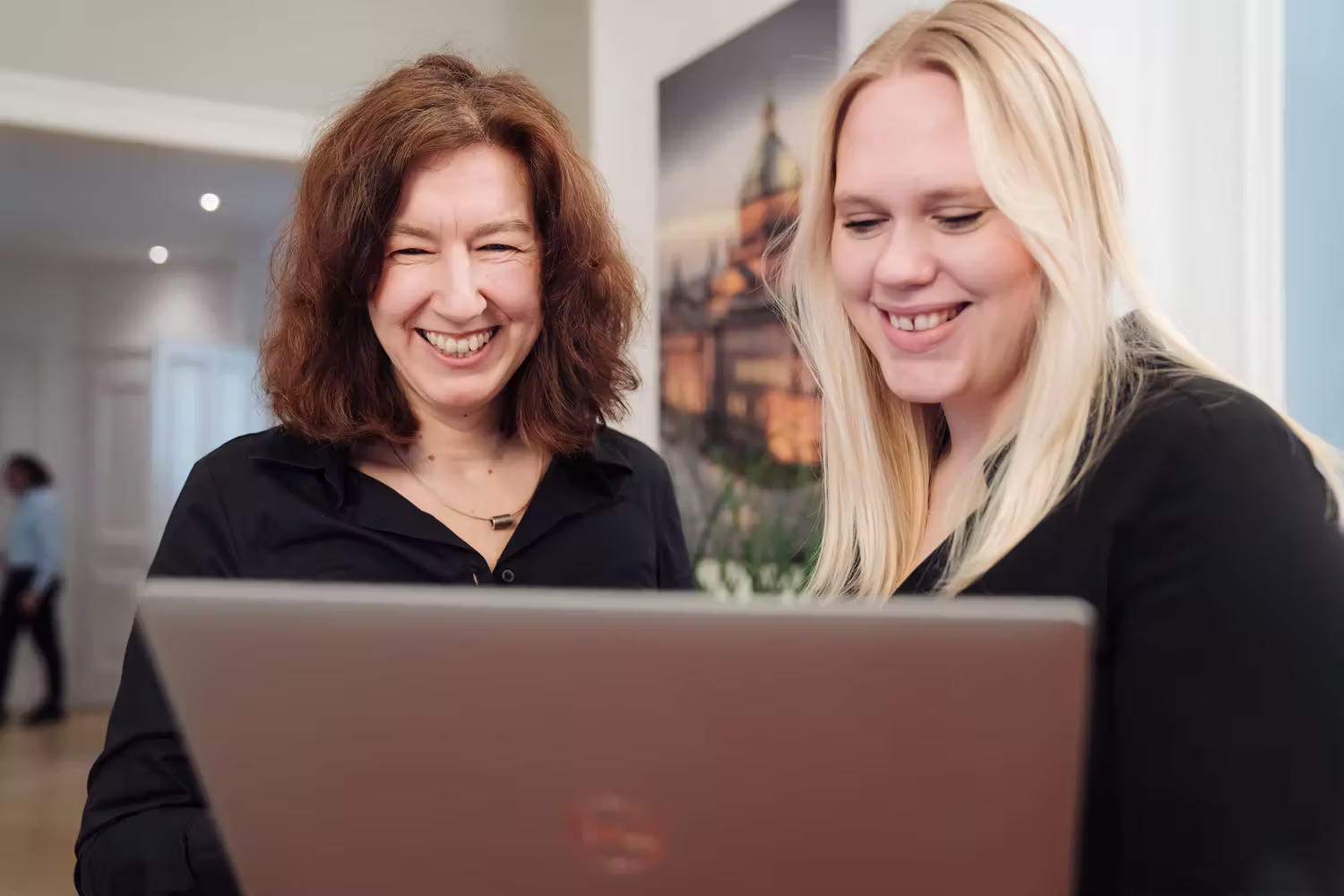 Zwei Teammitglieder unterhalten am Computer über Projekt