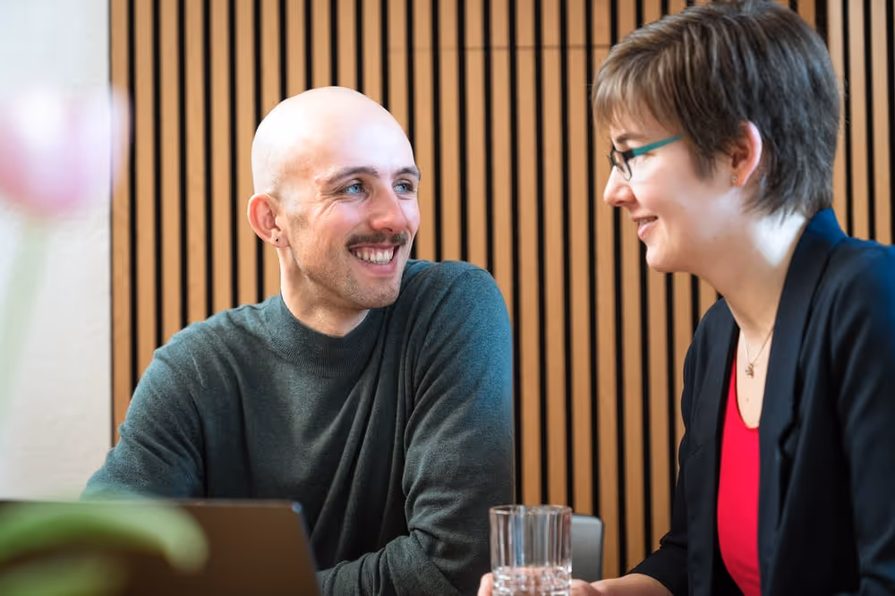 Abspache von zwei Mitarbeitern im Meetingraum