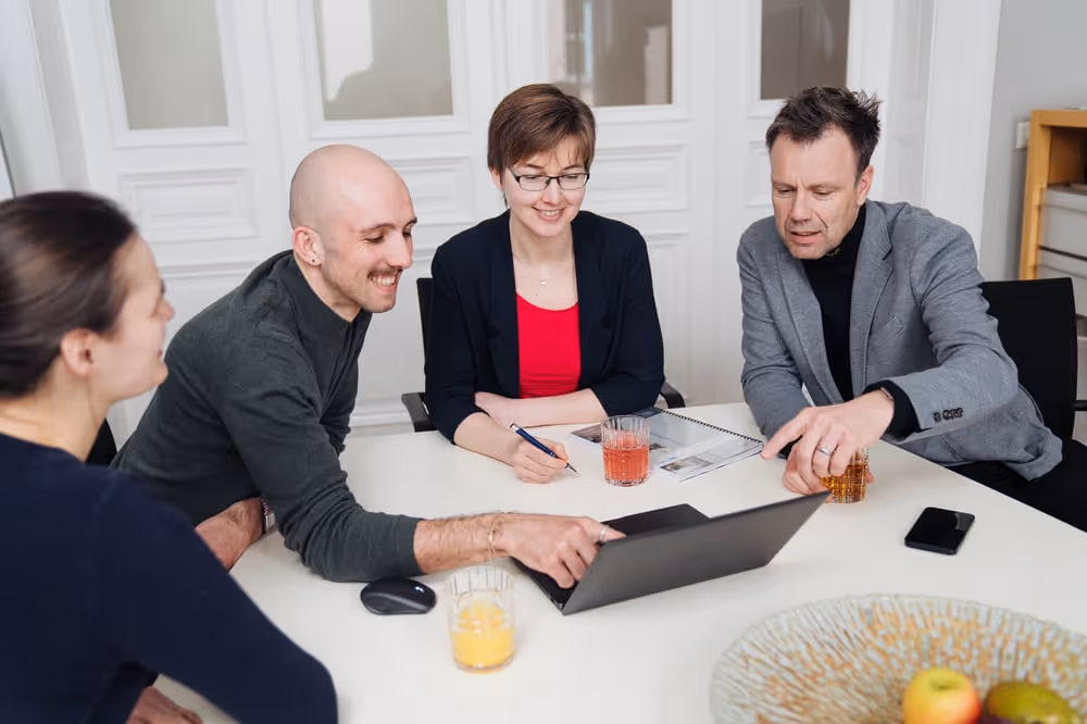 Teambesprechung mit vier Teammitgliedern