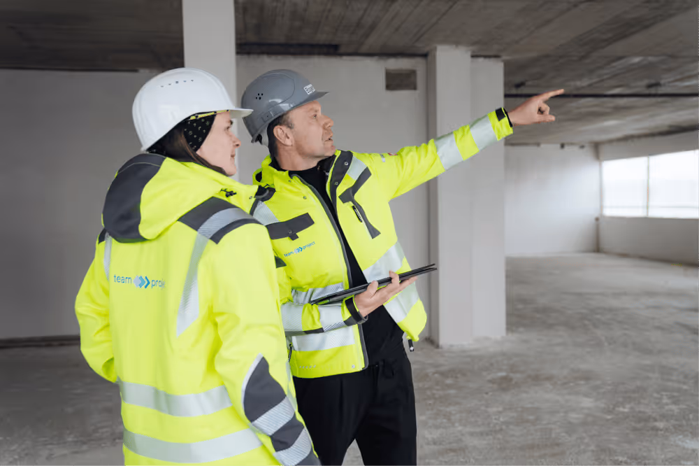 Baustellenkoordination mit Schutzkleidung