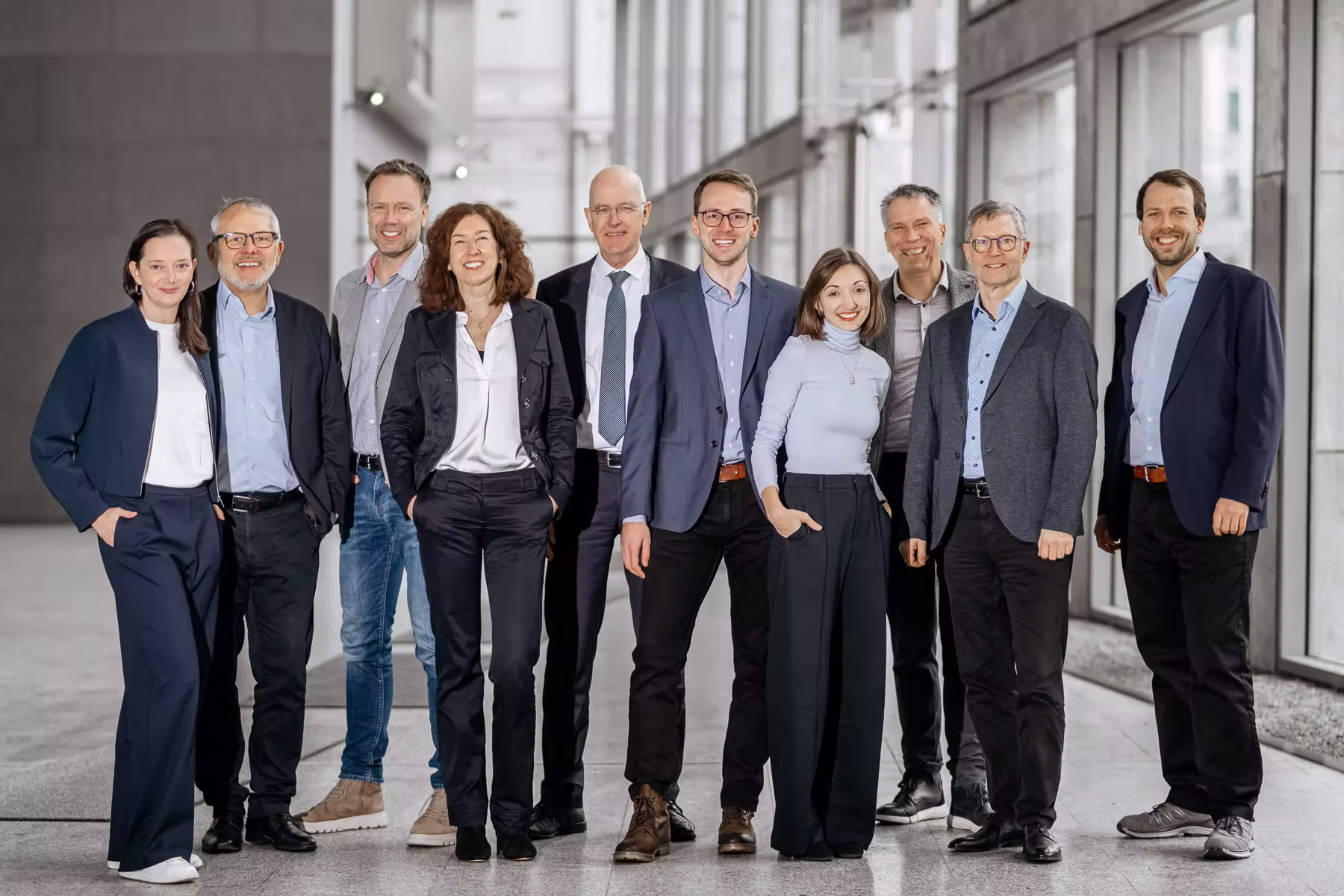 Teamfoto im modernen Bürogebäude