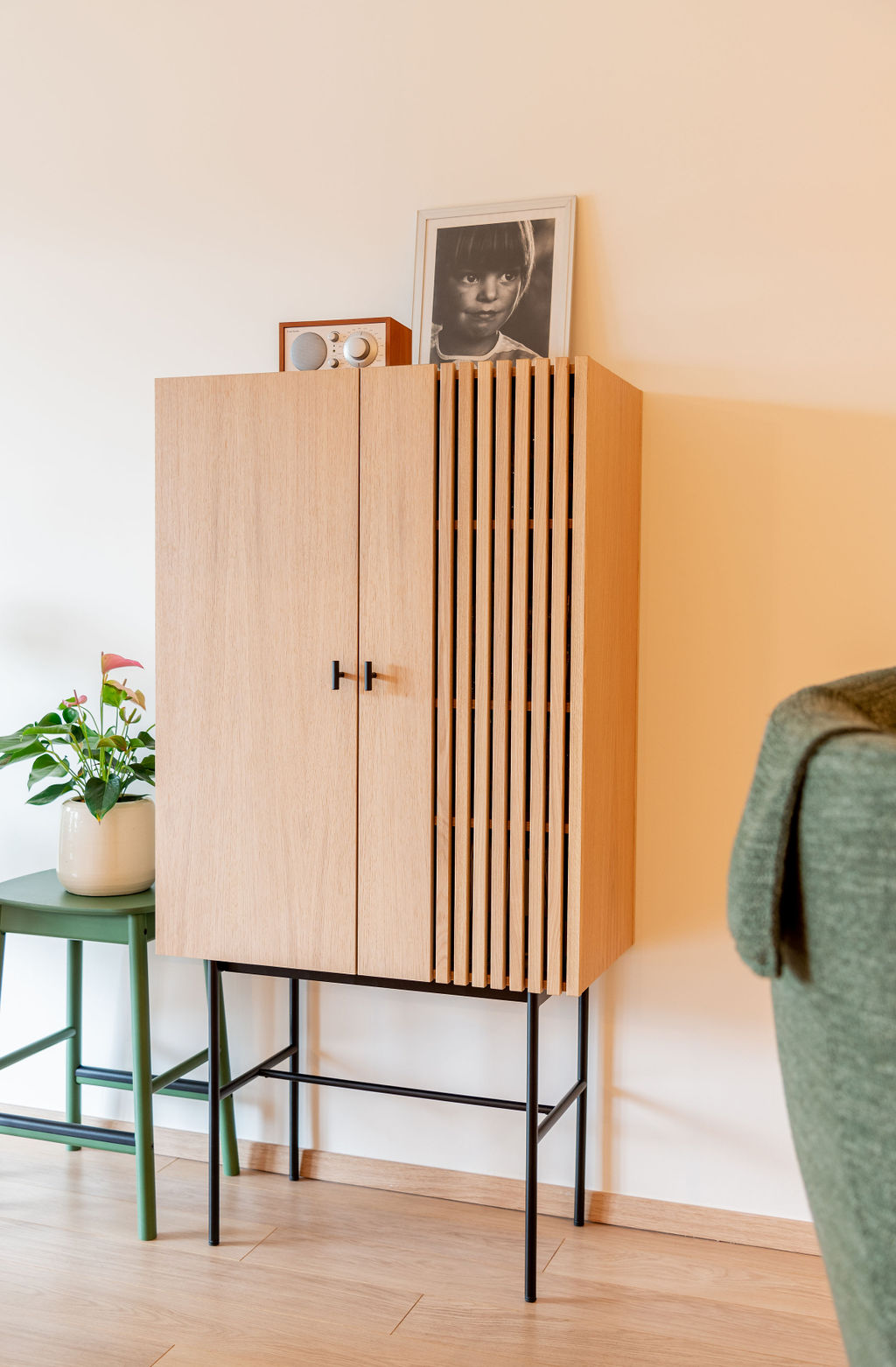 Een stijlvolle houten kast tegen een witte muur