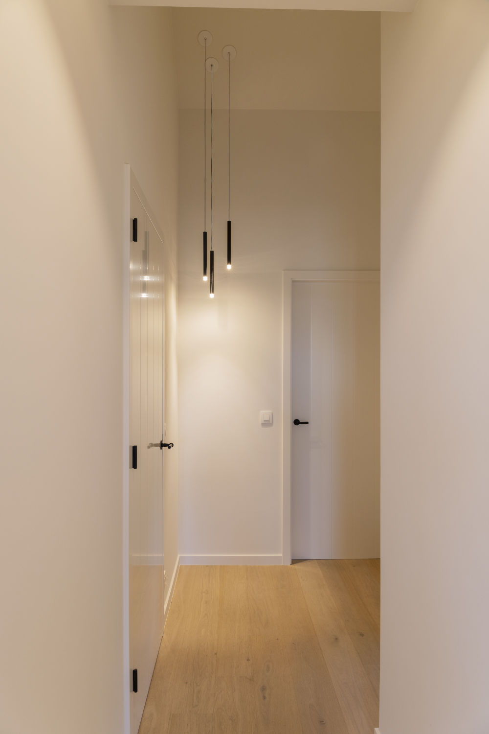 Gang met witte muren en moderne verlichting