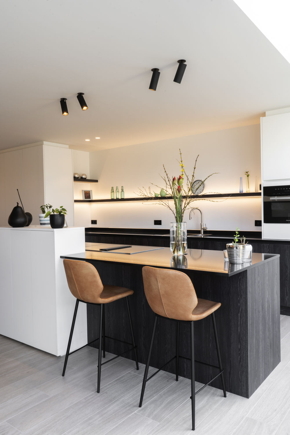 Moderne verlichting in een stijlvolle keuken