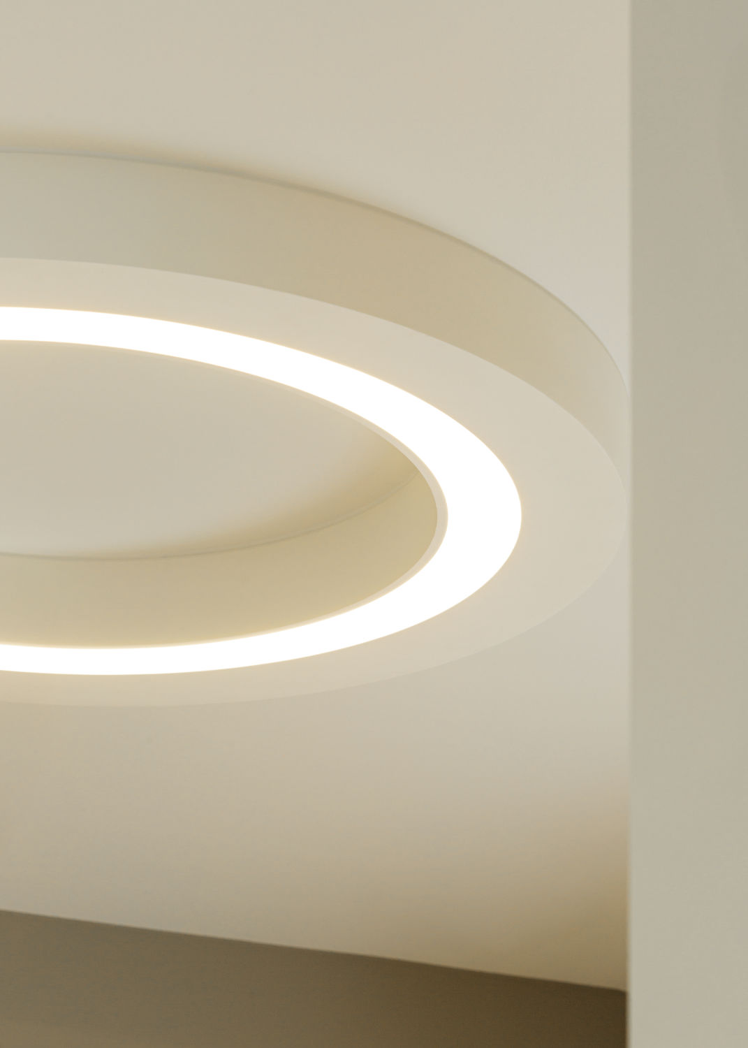 Een stijlvolle, cirkelvormige lamp