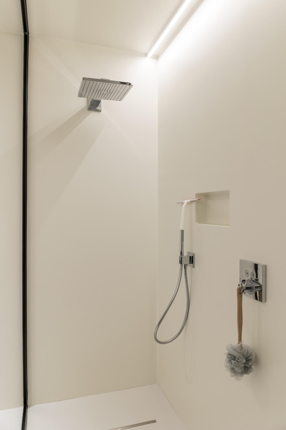 Moderne verlichting in een douche