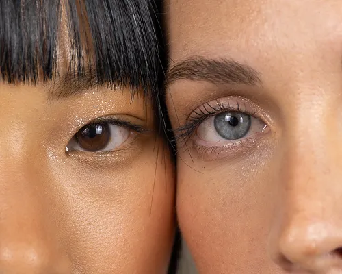 Primo piano degli occhi di due ragazze con trucco naturale e ciglia definite