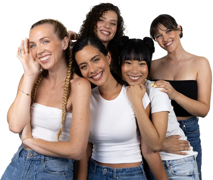 Cinque ragazze sorridenti in jeans e top bianchi o neri, con trecce e acconciature diverse