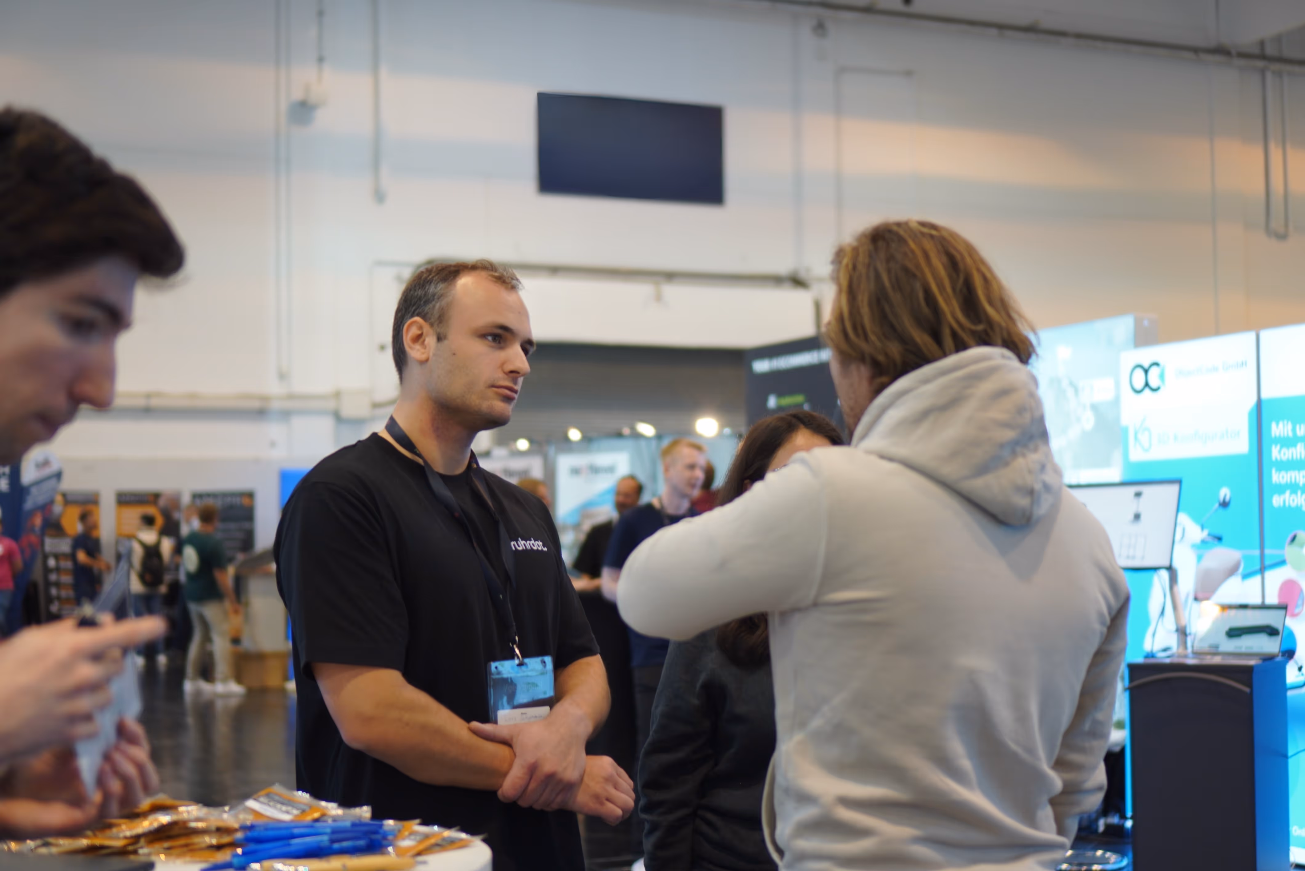 Foto von zwei Person auf einer Messe