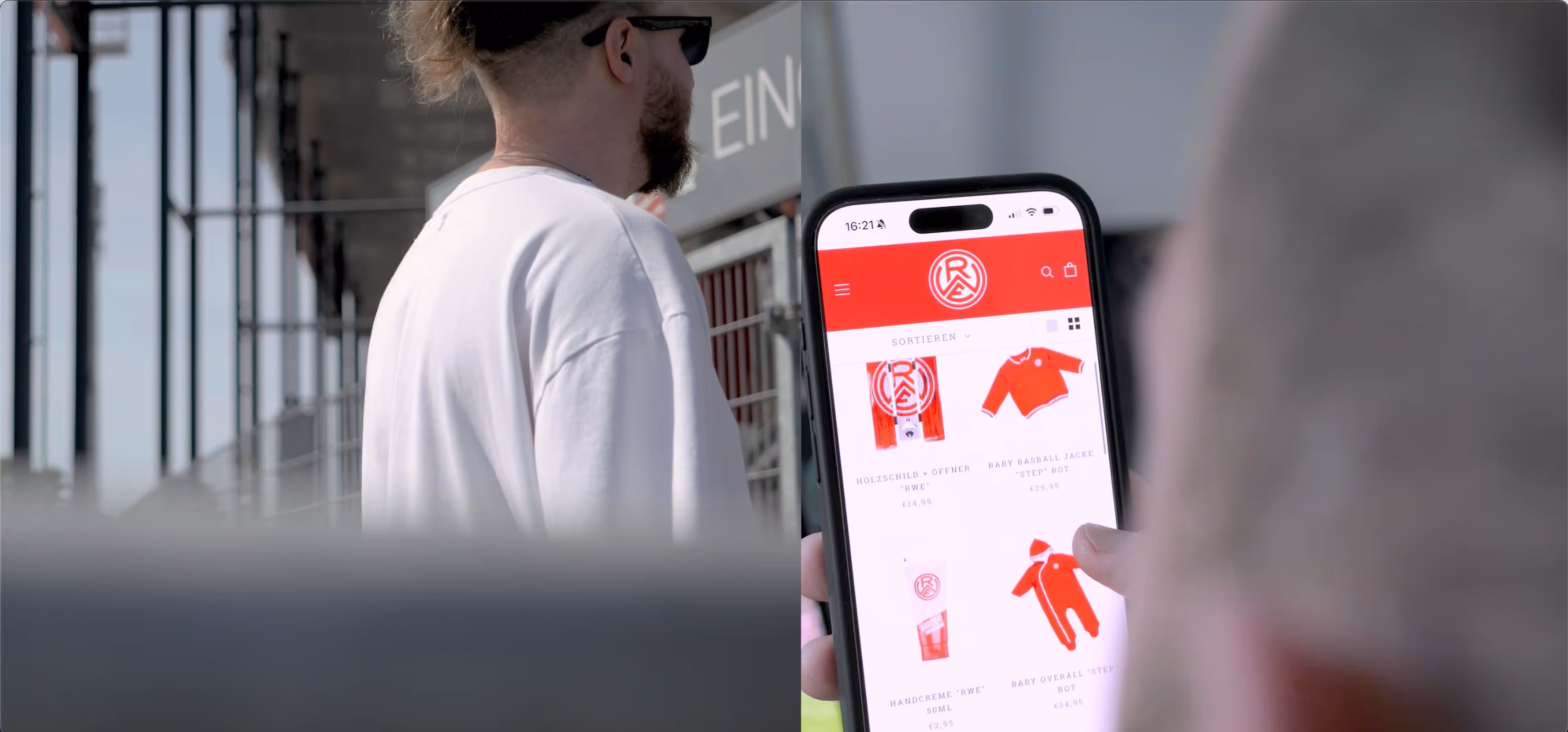 Foto von einem Smartphone, auf welchem die RWE Website geöffnet ist