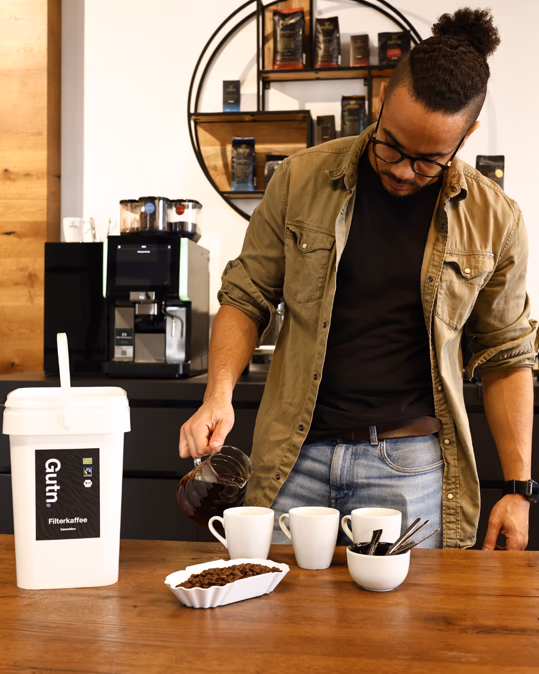 Foto von einer Person mit Gutn Kaffee