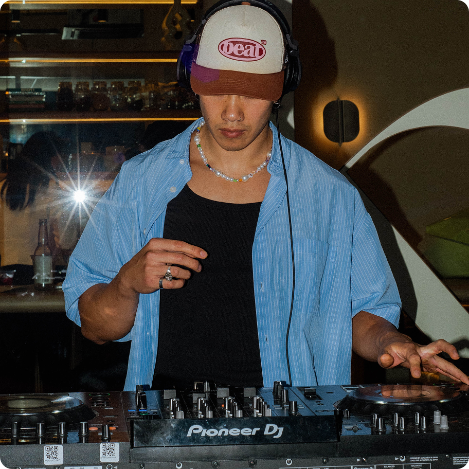 Live DJ set animating a Kosto evening event.