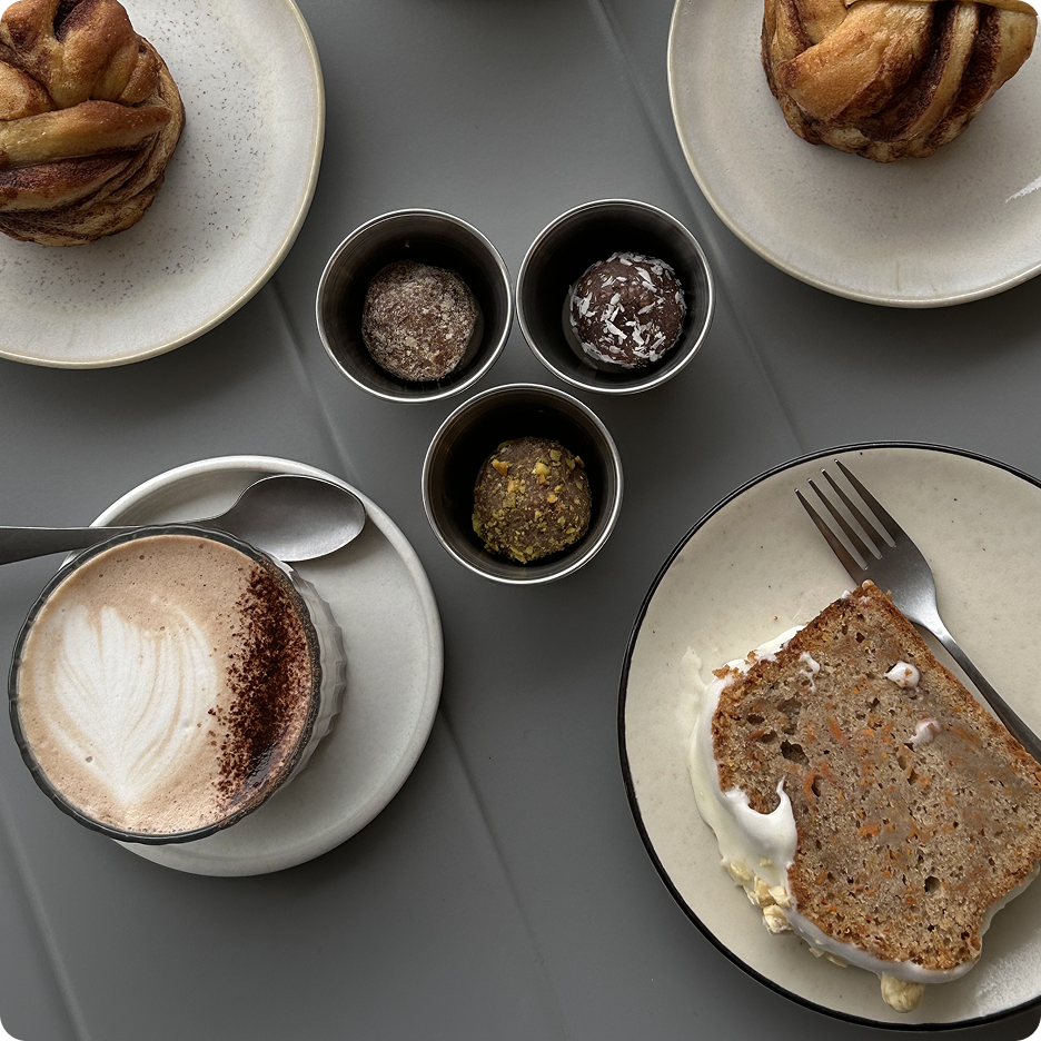 Kosto breakfast spread: toast, croissants and creamy coffee.
