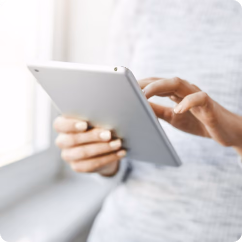 Una persona lee un newsletter en una tablet.