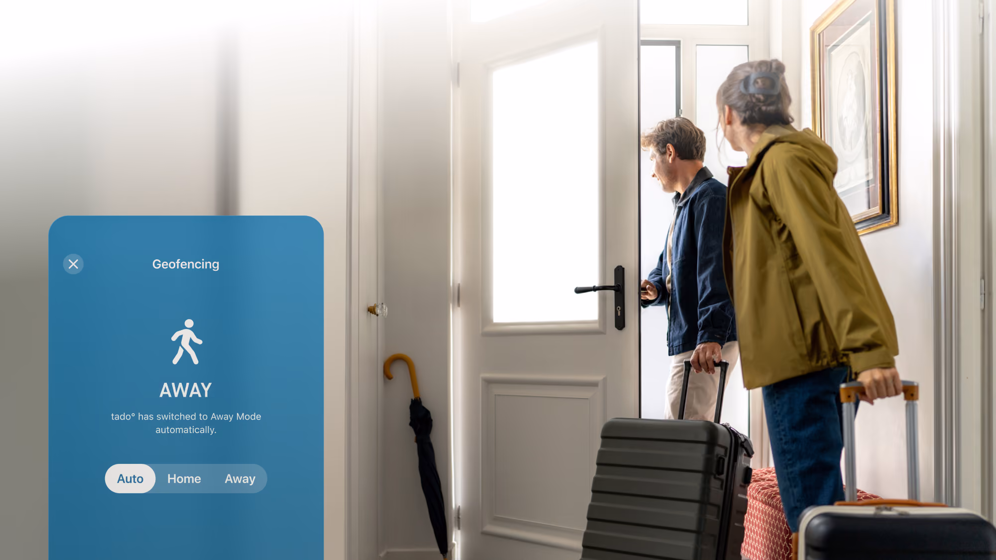 Two people leaving home with suitcases. tado° App screen showing that it switches to Away mode automatically.