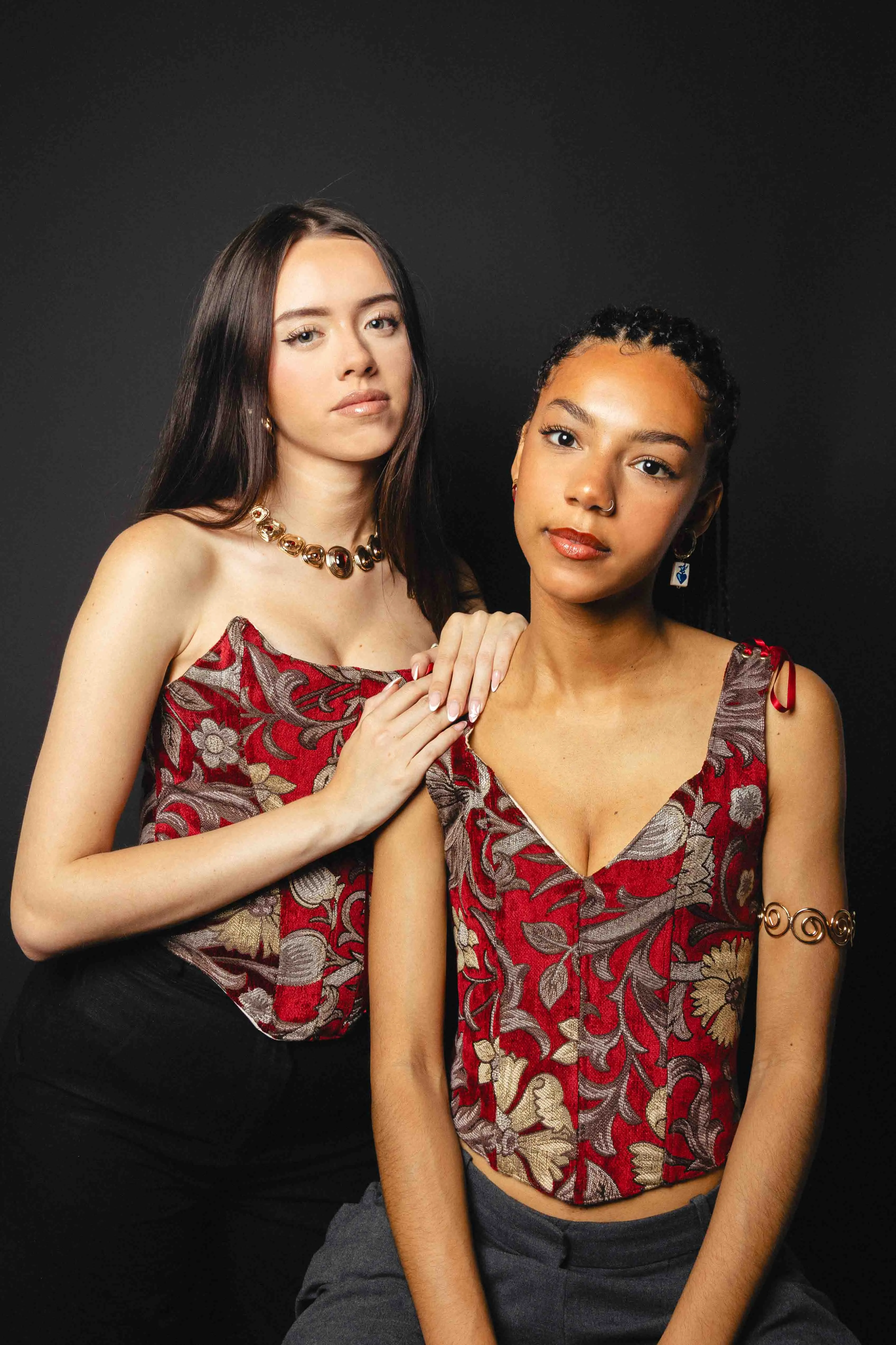 Corset à motifs chardons écossais bordeaux avec détails dorés.