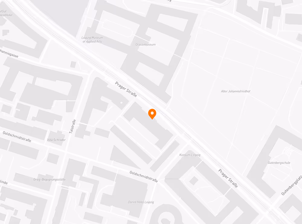 Kartenausschnitt mit Markierung der Adresse Prager Straße 8, 04103 Leipzig. Die Umgebung zeigt angrenzende Straßen wie die Rosa-Luxemburg-Straße und Stephanstraße sowie nahegelegene Gebäude und Einrichtungen.