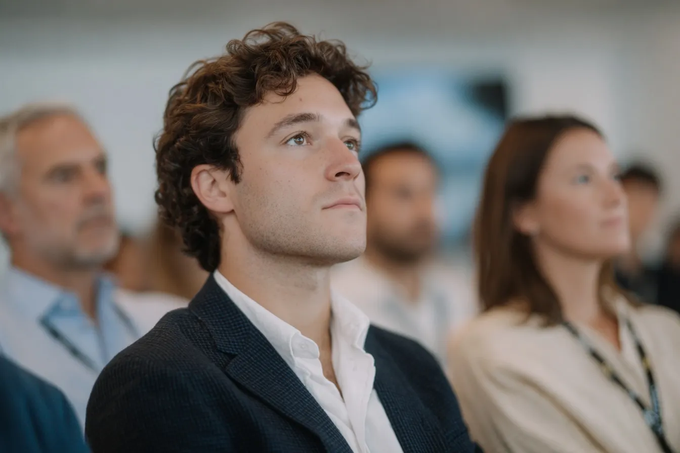 Teilnehmer im Auditorium des Ideencampus by LECOS hören aufmerksam einem Vortrag zur digitalen Verwaltung zu