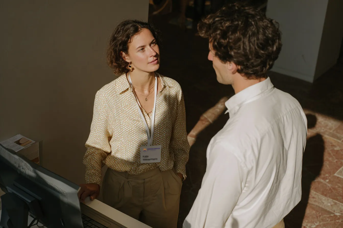 Zwei Personen im Austausch am modernen Arbeitsplatz im Büro des Ideencampus by LECOS – technische Ausstattung und digitale Lösungen für Verwaltung