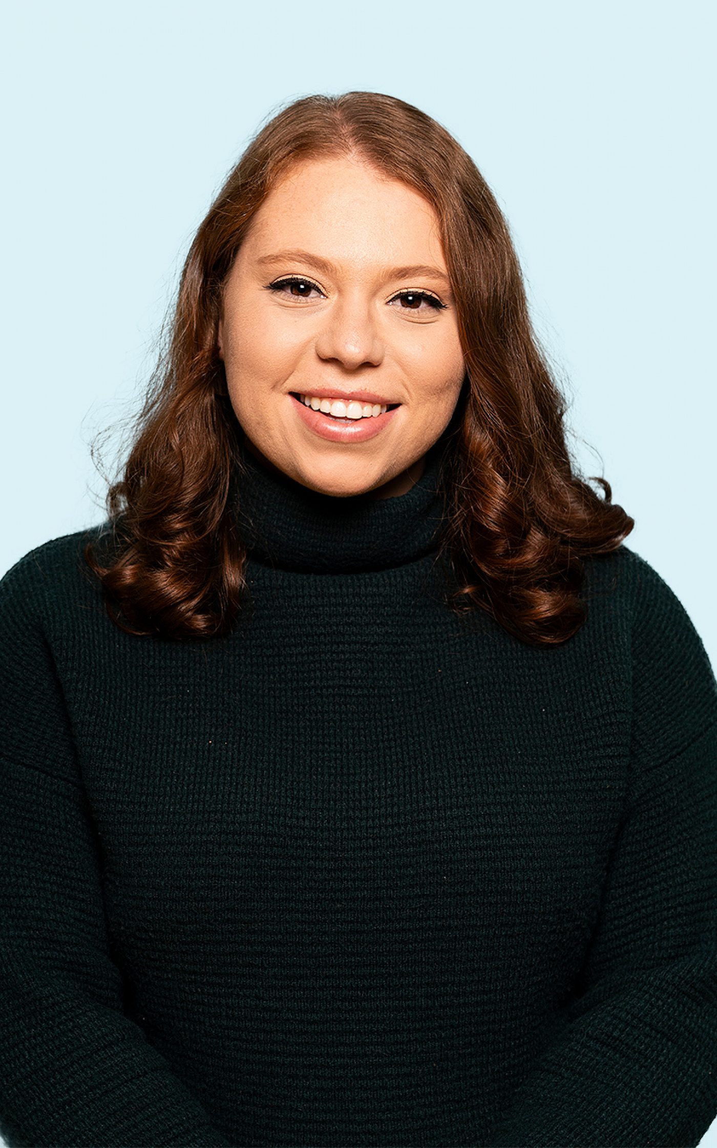 Portrait photo of Rachel smiling in the camera