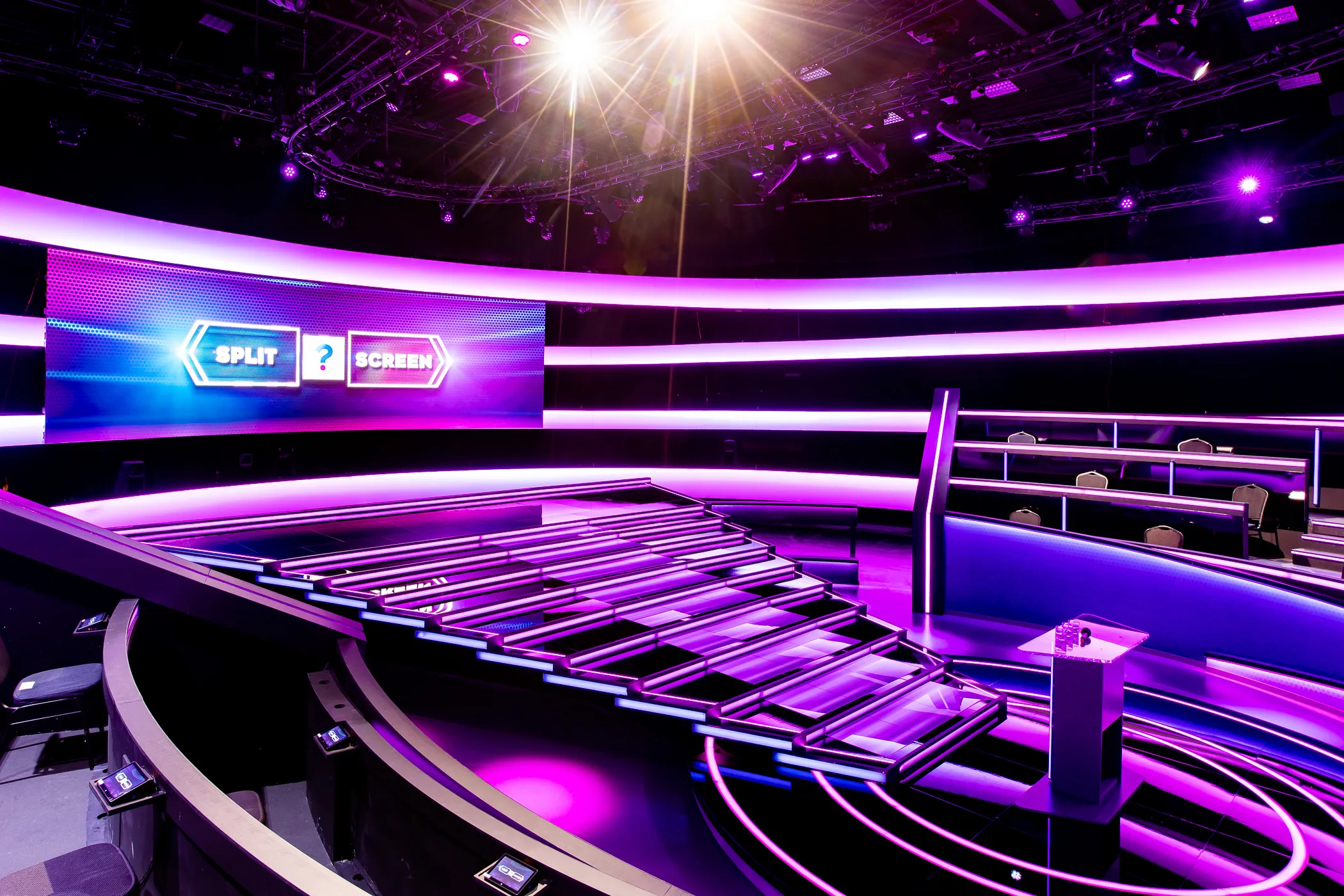Pixel gestuurde LED strips in studio van split screen voor Itv Nederland.