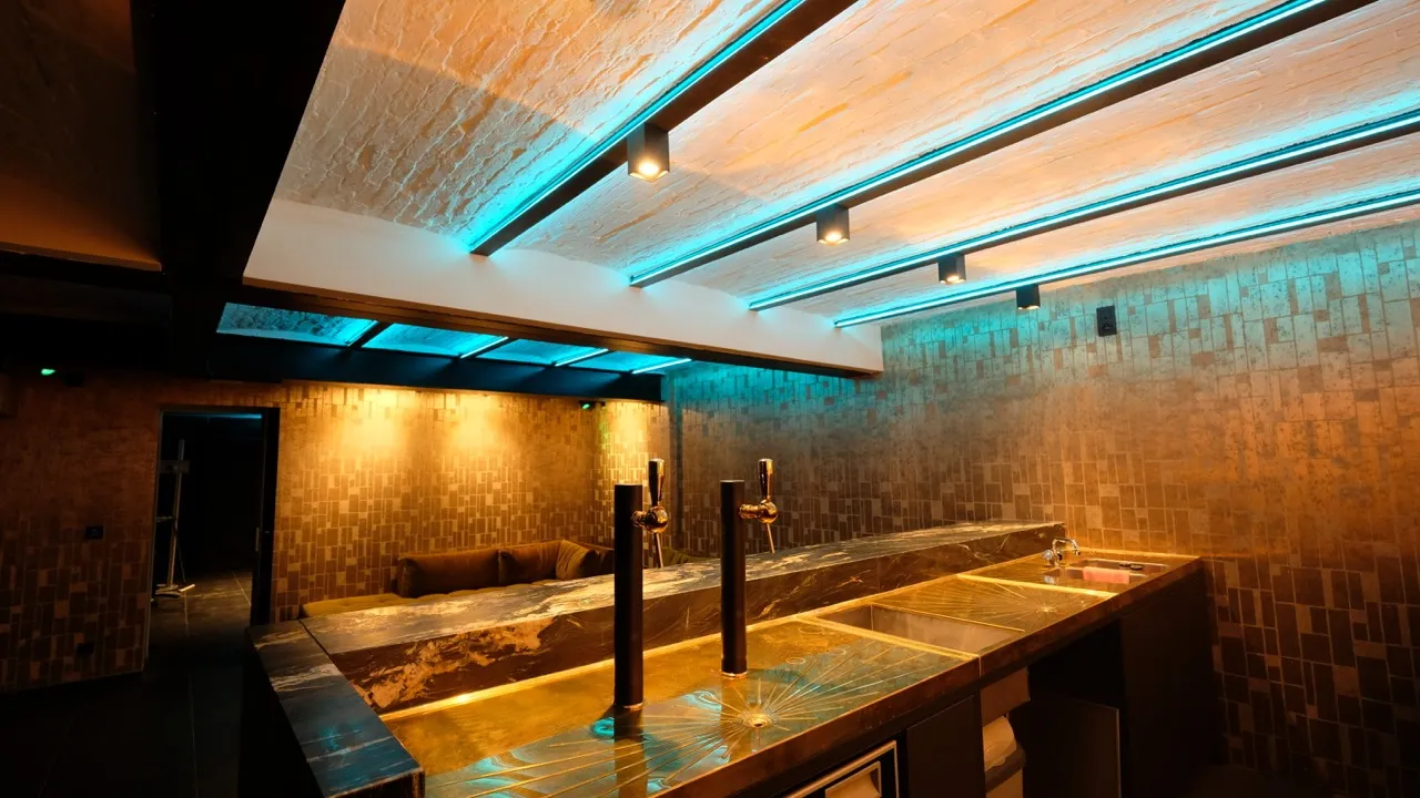 LED strips ingewerkt in plafond. RGBW LED strip.