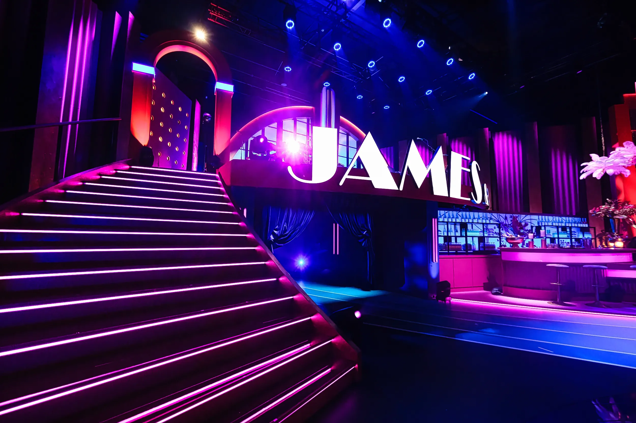 LED letters voor James en co