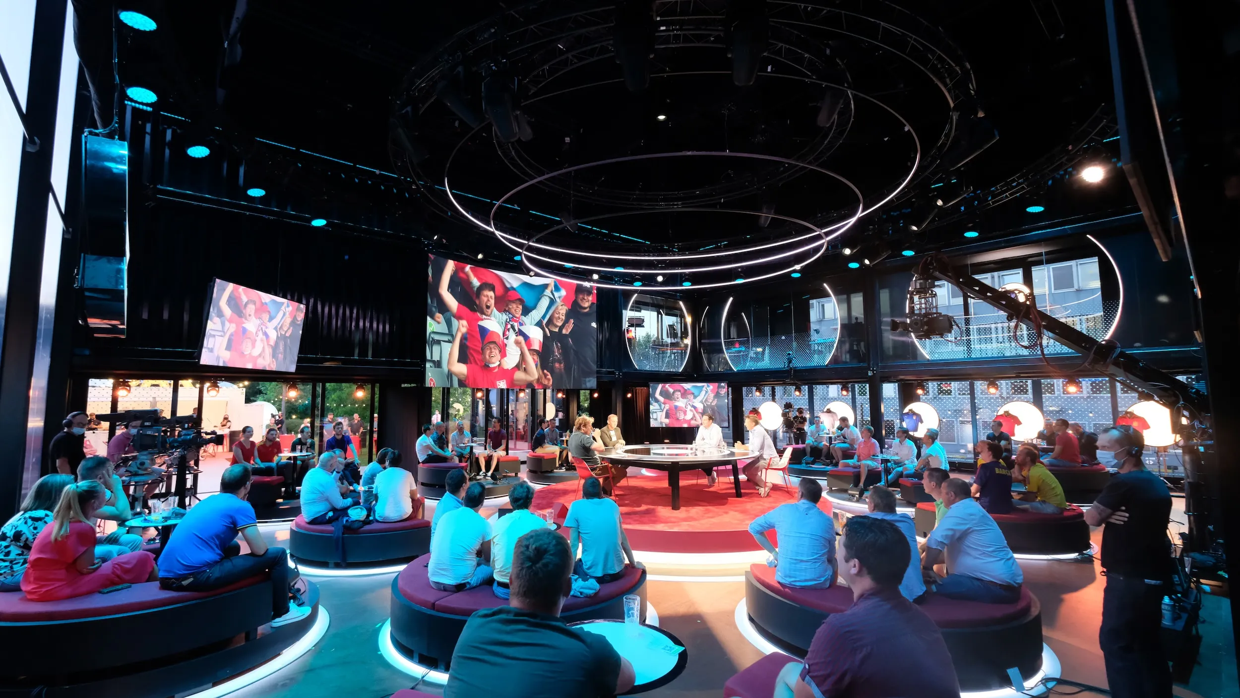 Licht gevende LED ringen voor villa sporza bij VRT.