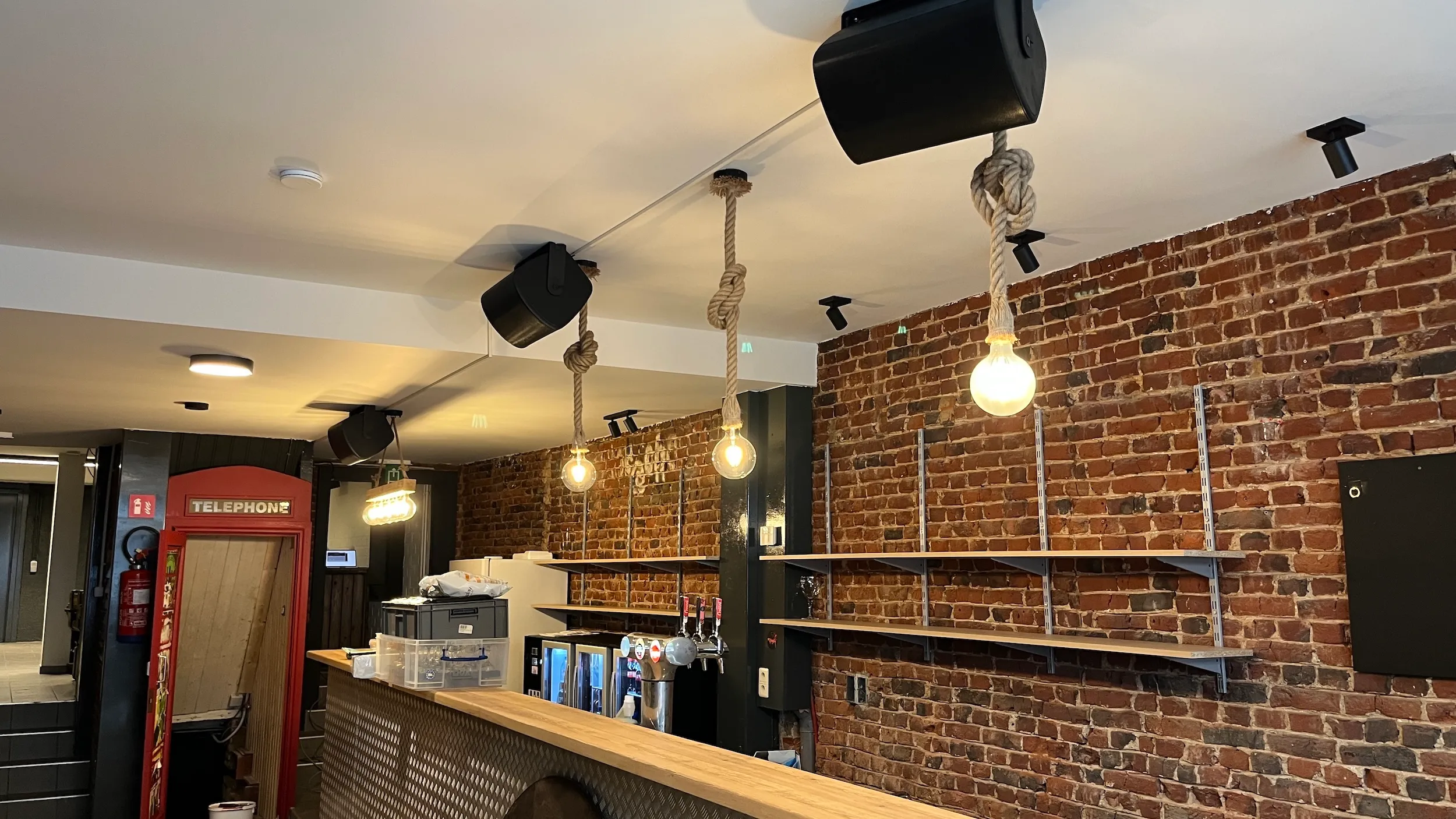 Geluidsinstallatie voor toog in café van een jeugdhuis.