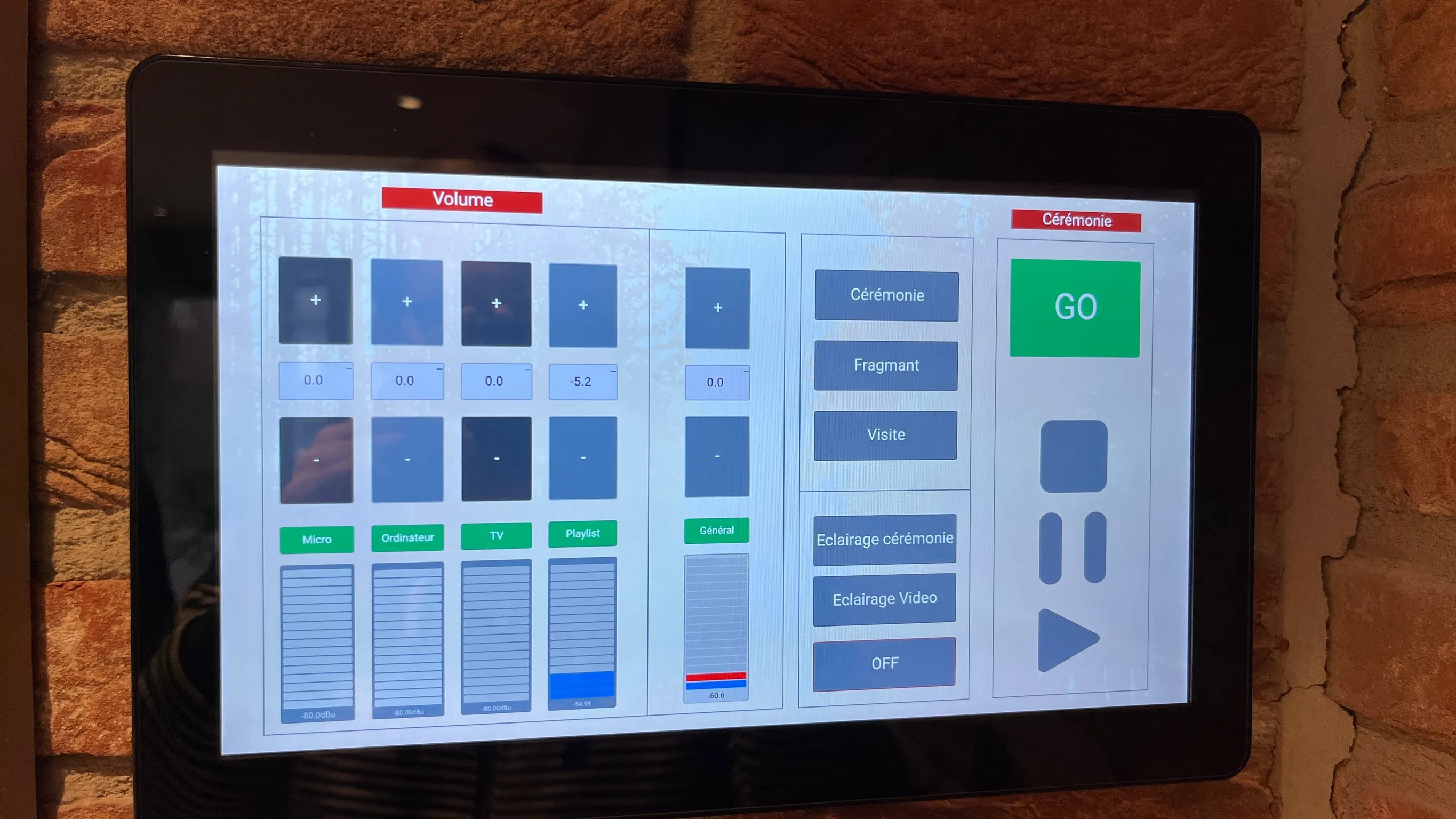 Eenvoudige bediening van geluid via een touch screen of ipad.