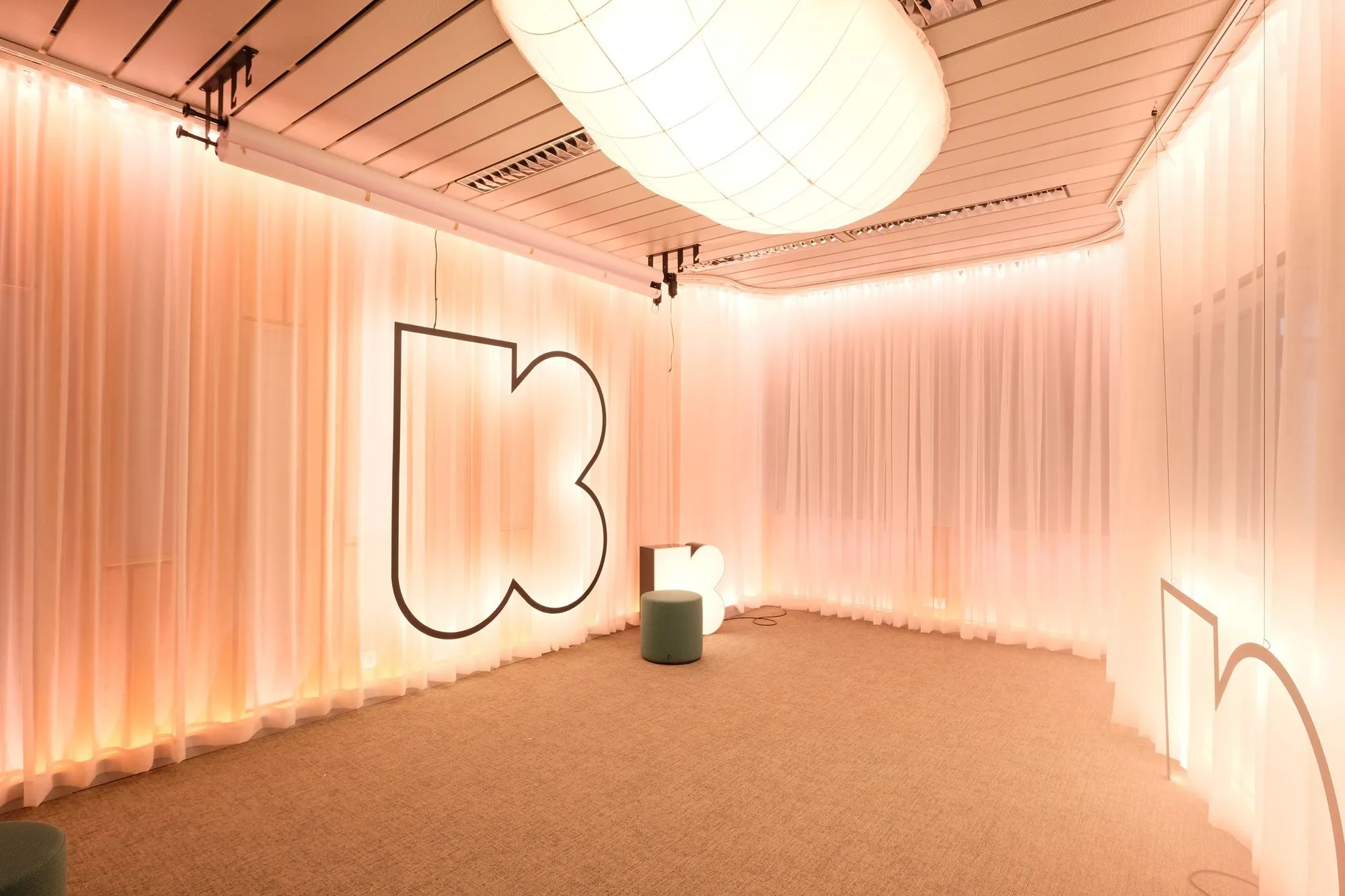 LED strip achter gordijnen.