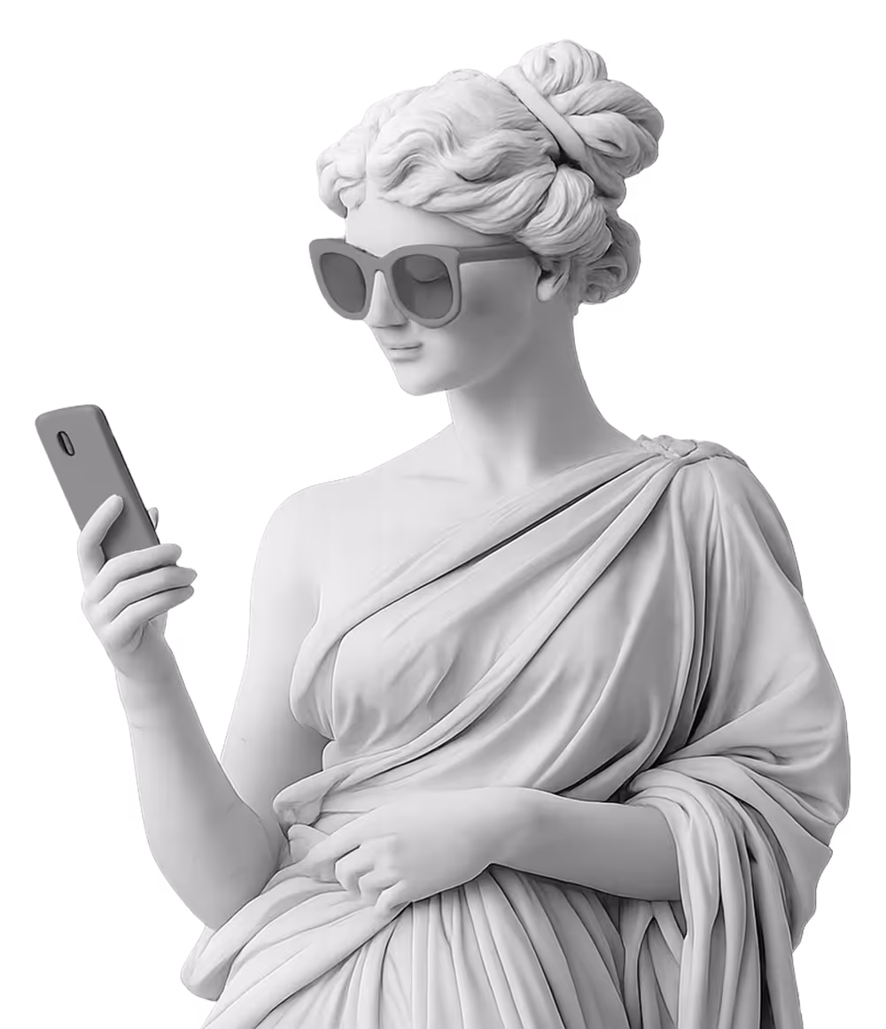 Klassische Statue im griechischen Stil trägt Sonnenbrille und hält ein Smartphone in der Hand.
