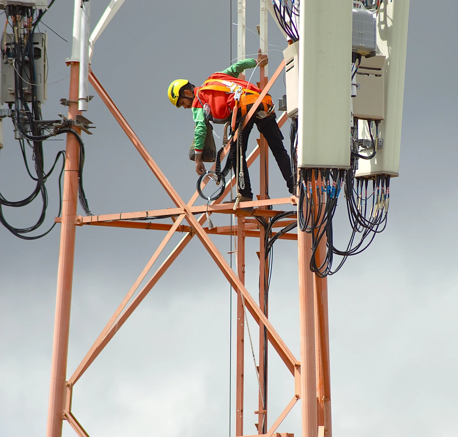 Mobile interface showing explanation on why MediScan XR500 randomly shuts down, citing overheating and power supply issues with source links.