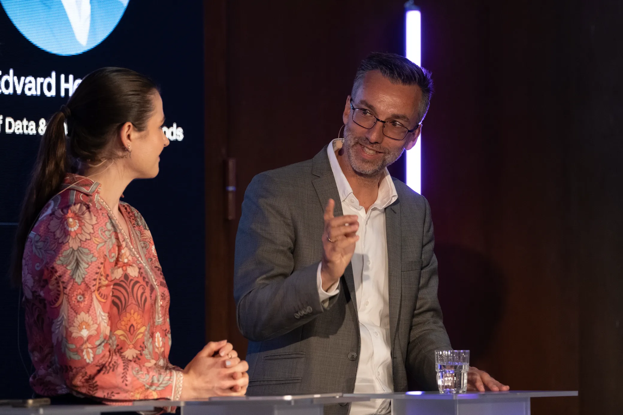 Alexander Haneng making a point on stage while Elisabet Haugsbø listens
