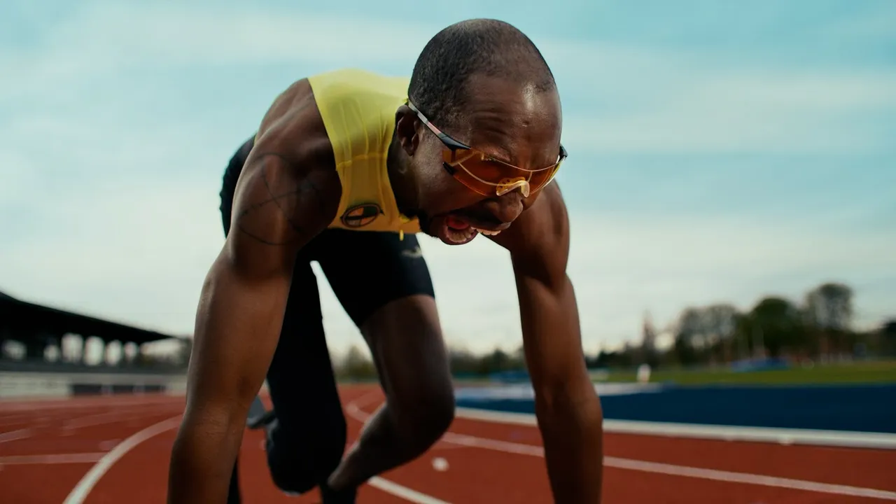 Un sprinter s'apprêtant à partir