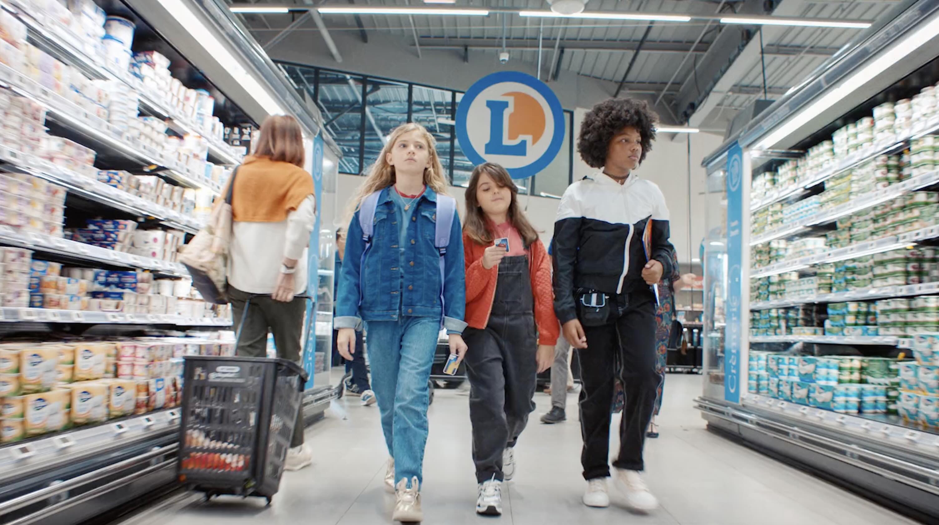 Fille faisant un rectangle avec ces mains 