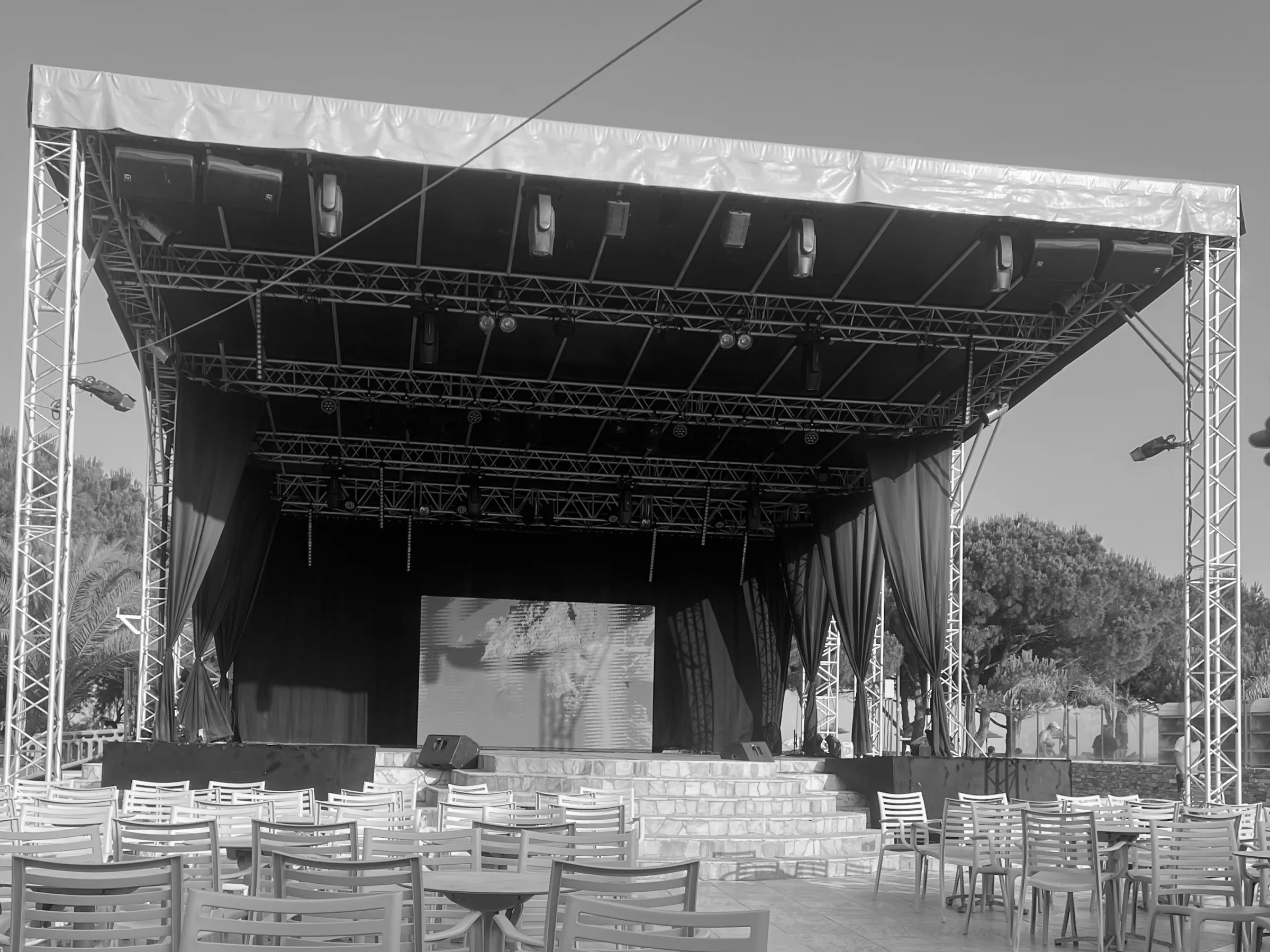 Installation audiovisuelle en cours sur un chantier professionnel, avec pose d’équipements techniques et câblage structuré.