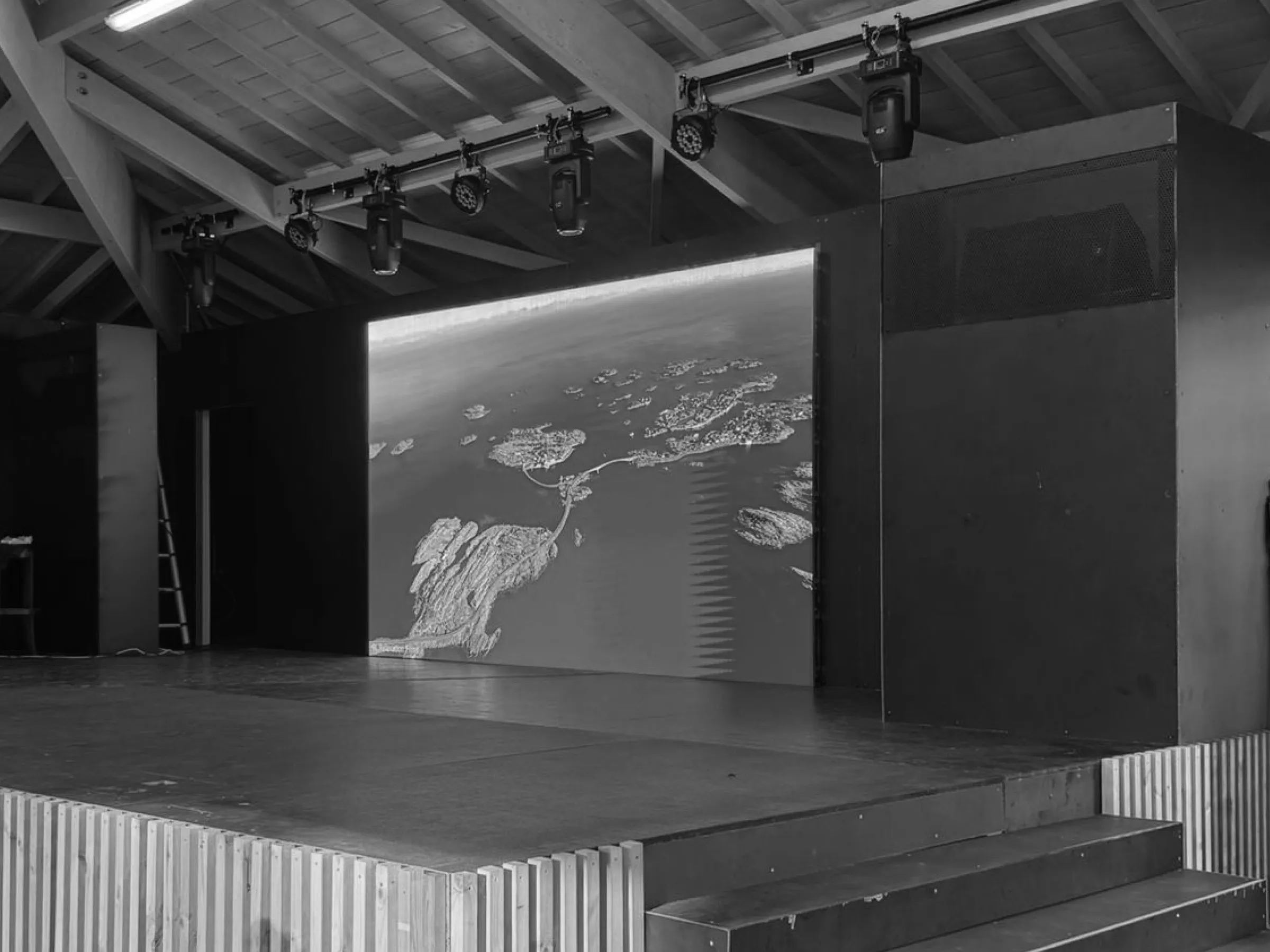Solution audiovisuelle déployée dans un espace pro avec écrans encastrés, système de diffusion et intégration élégante des équipements.