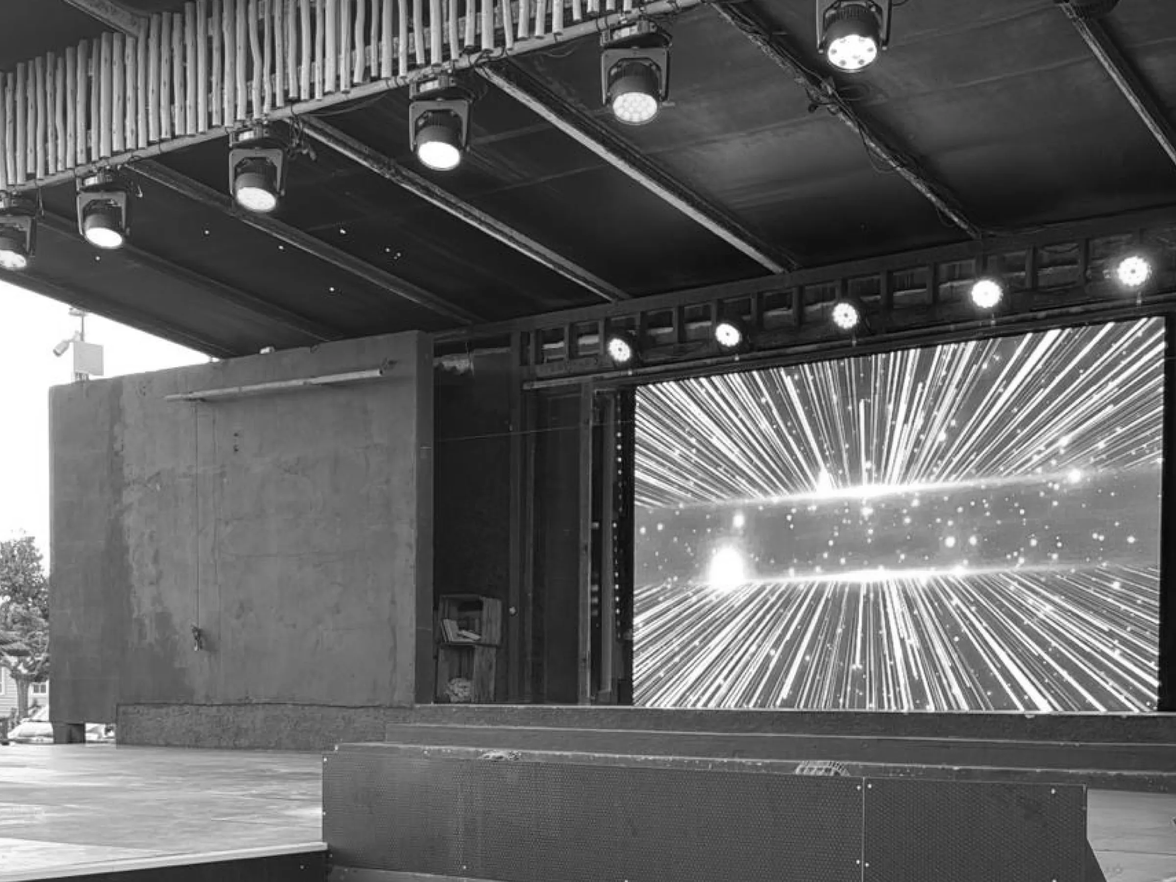 Installation audiovisuelle haut de gamme avec affichage dynamique et équipements professionnels intégrés dans un espace d’accueil moderne.