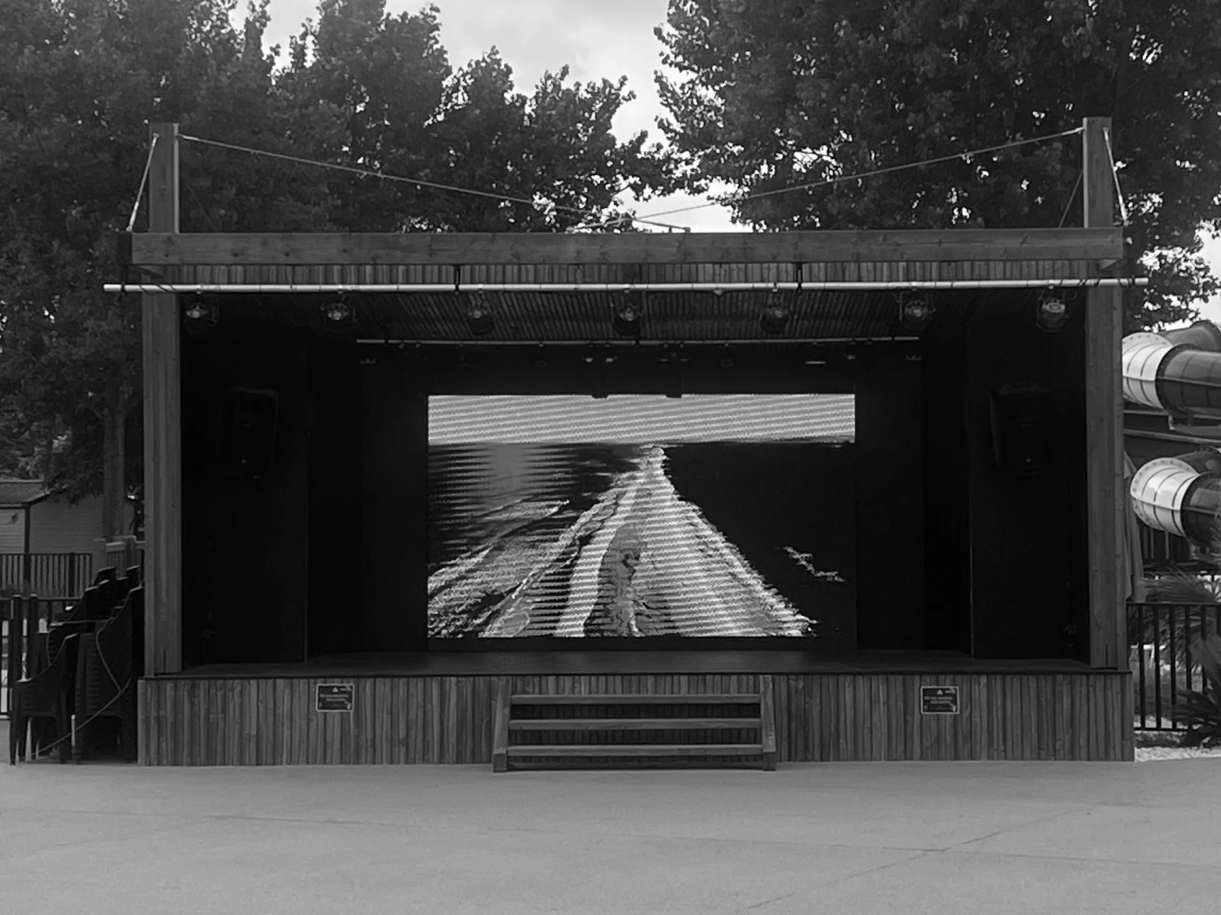Installation audiovisuelle sur mesure réalisée pour un espace professionnel, intégrant écrans, sonorisation et câblage discret.