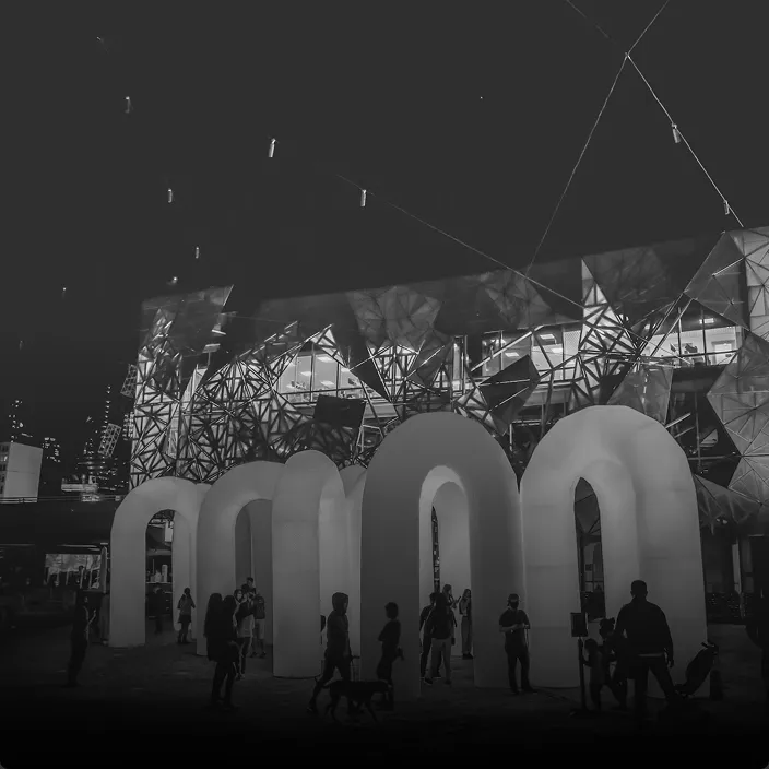 Installation audiovisuelle professionnelle dans une agence, avec écrans muraux, sonorisation intégrée et équipement de présentation moderne.