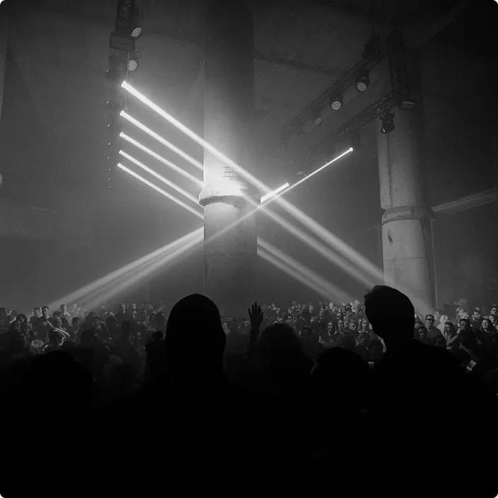 Équipements audiovisuels immersifs installés dans un club, incluant éclairage LED, système son haute puissance et écrans pour ambiance dynamique.