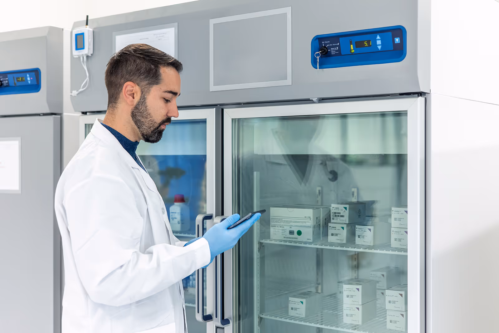 Automatyczny pomiar temperatury i wilgotności dla aptek.