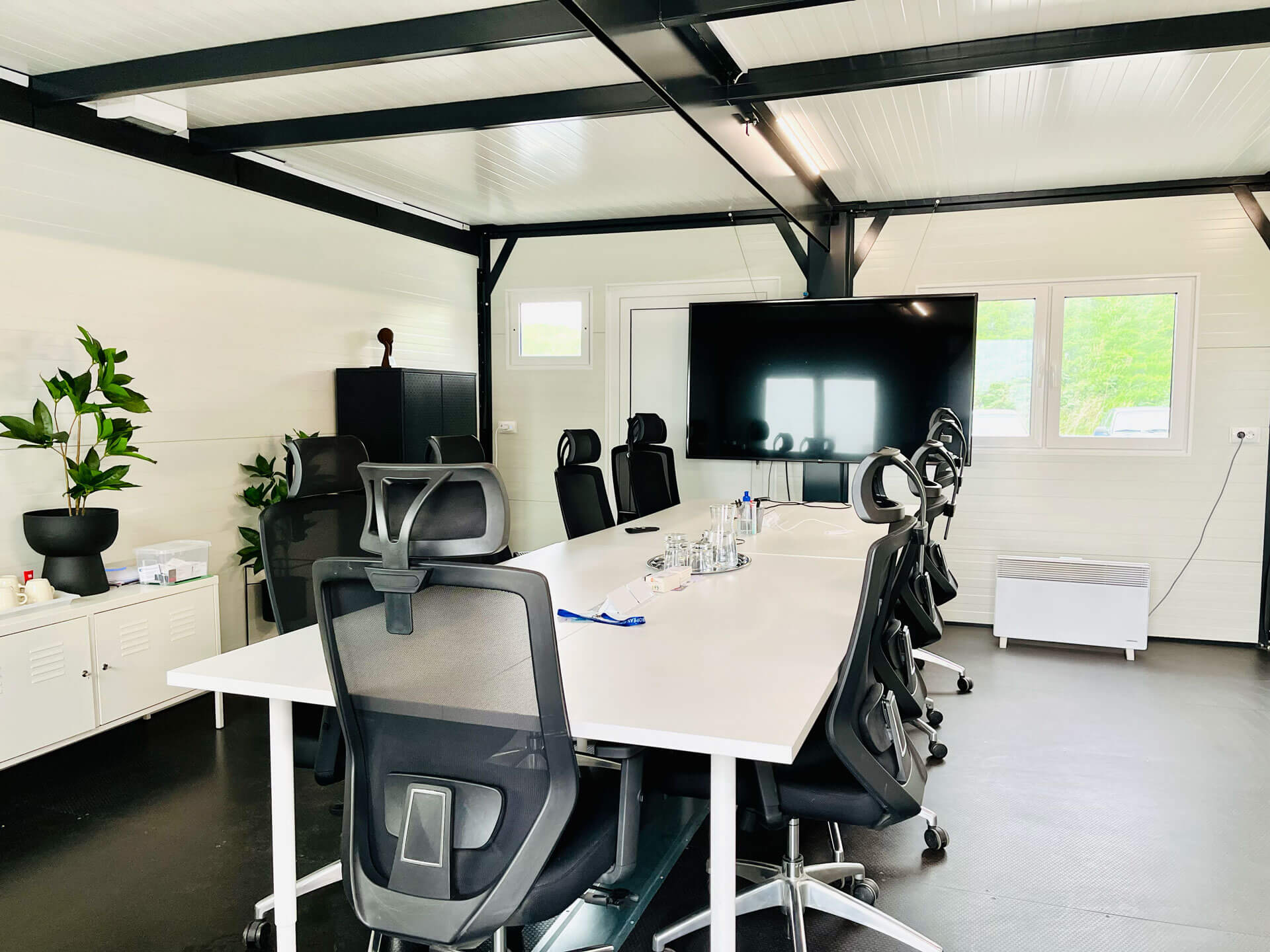 A linked CN20 unit that has been adapted as a workstation and meeting room.