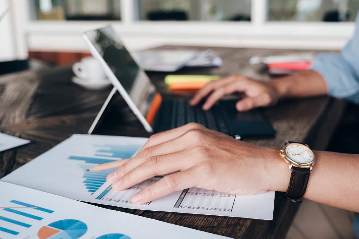 image of staff consulting a customer in an automotive service