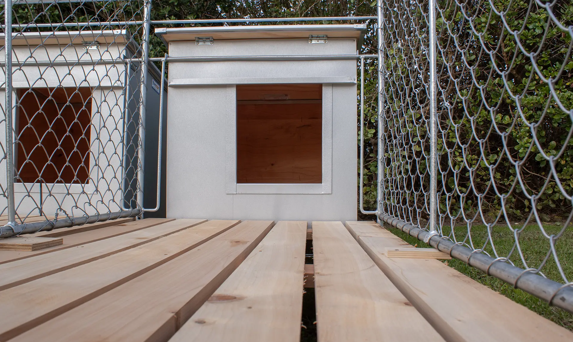 Five Star outdoor dog run system – strong metal frame with mesh sides