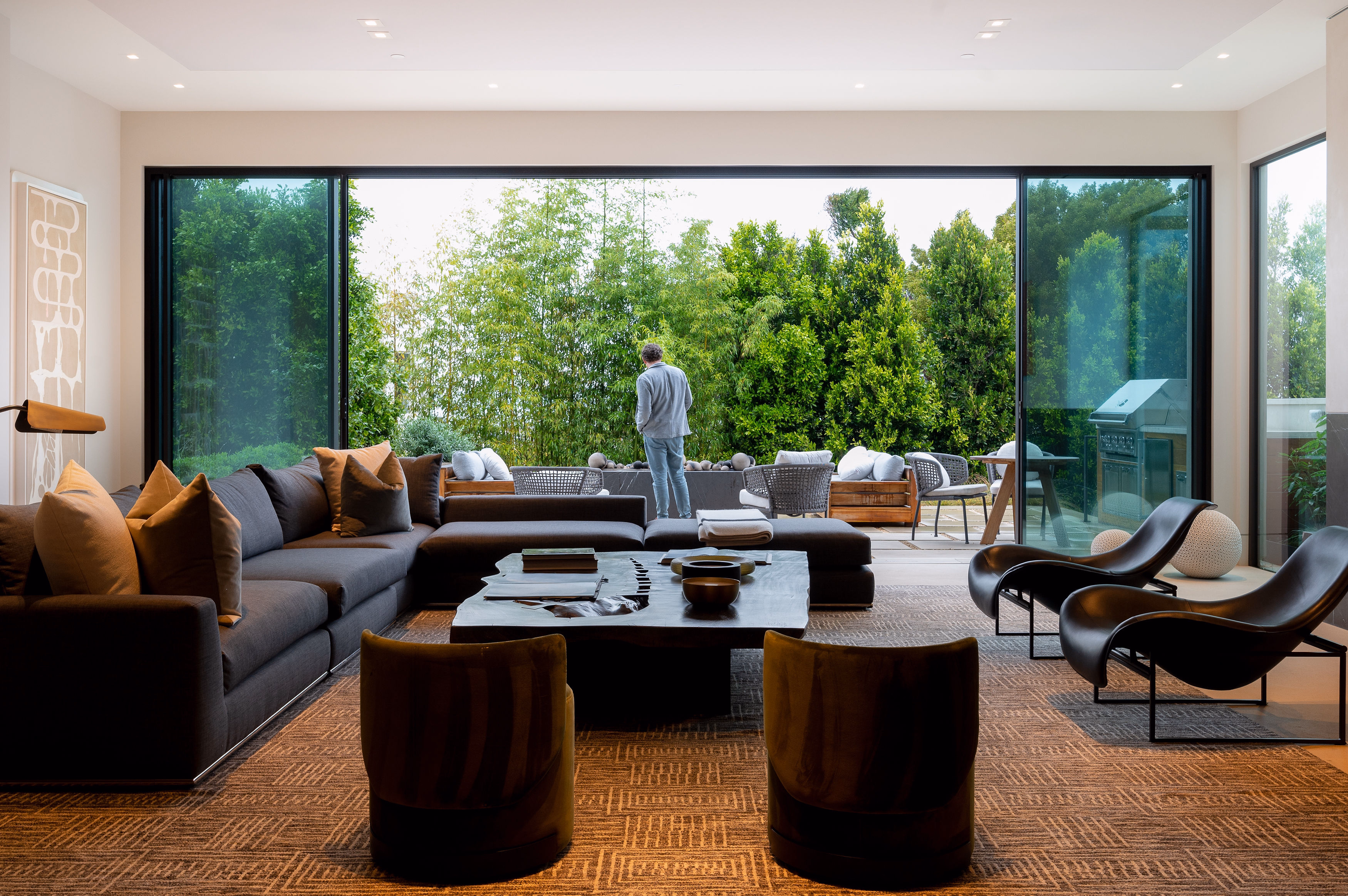 Living room opening onto a garden