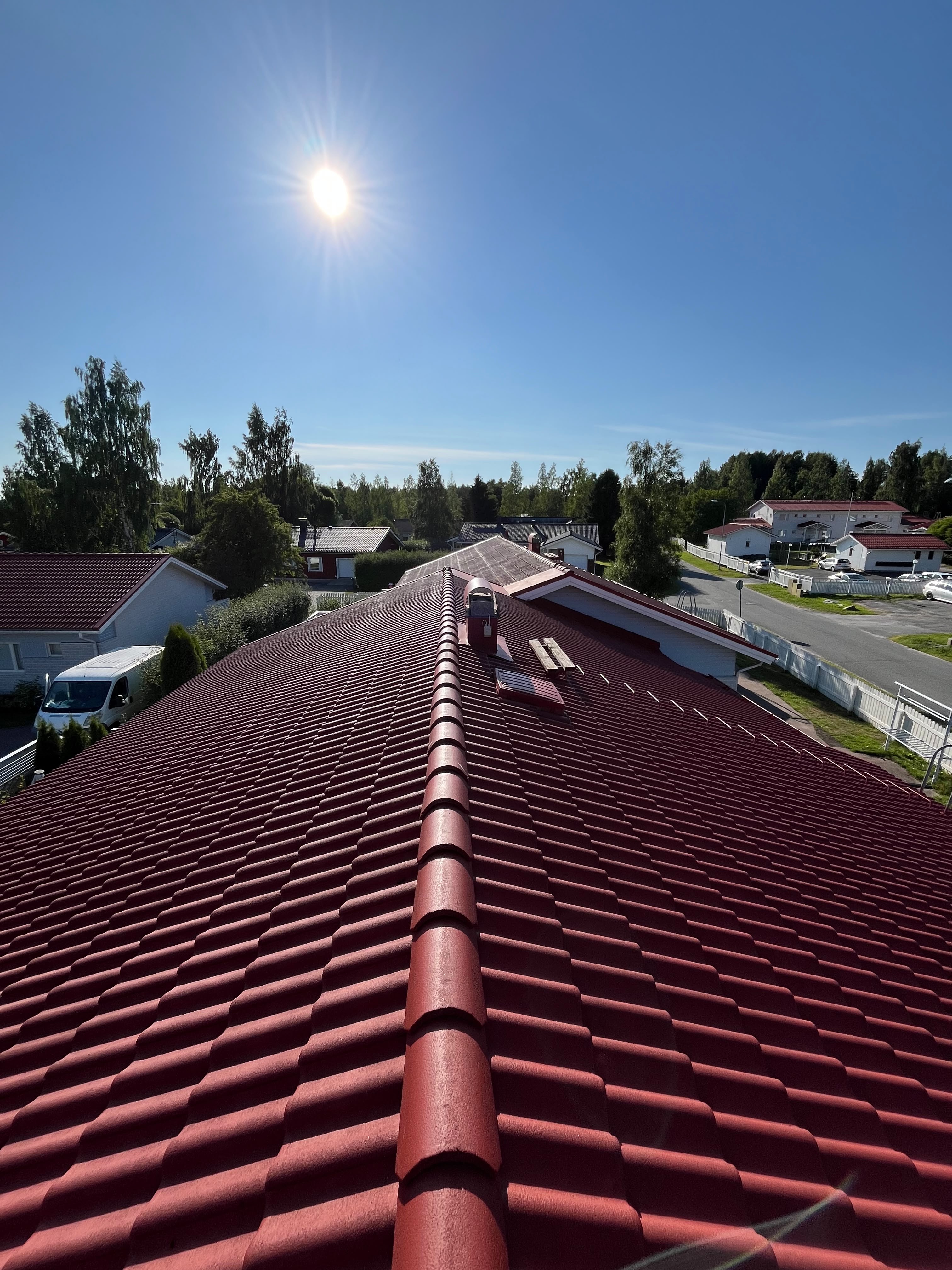 Tummanpunainen pinnoitettu tiilikatto