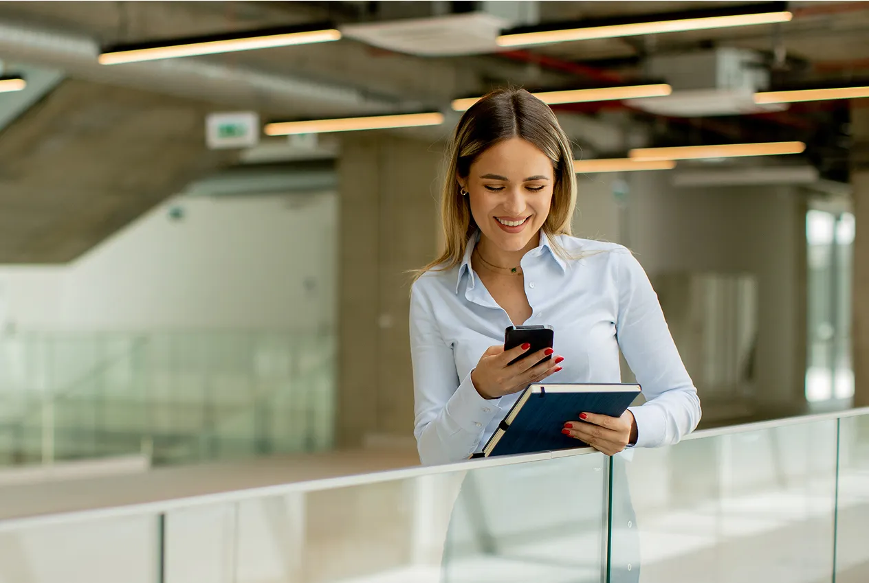 一个穿着白衬衫的女人在看书。